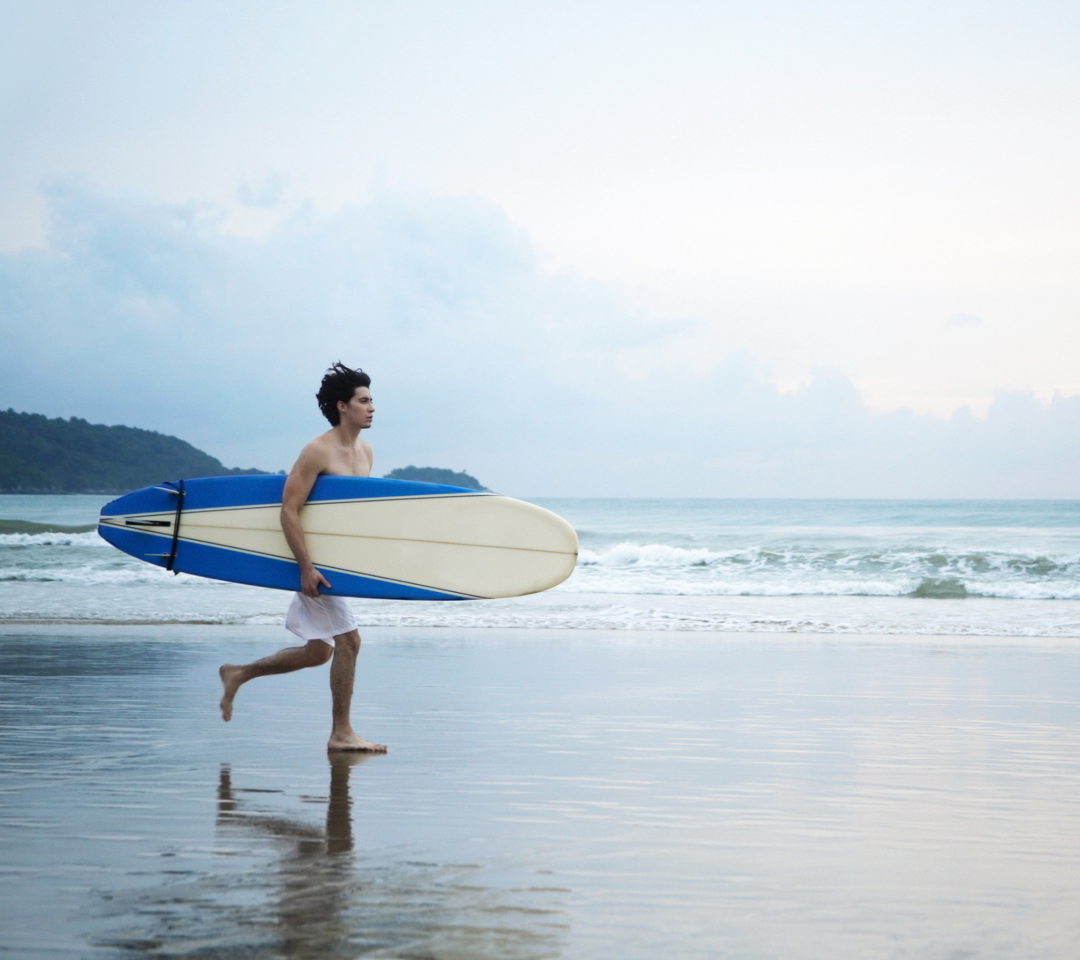 Das Guy Running With Surf Board Wallpaper 1080x960