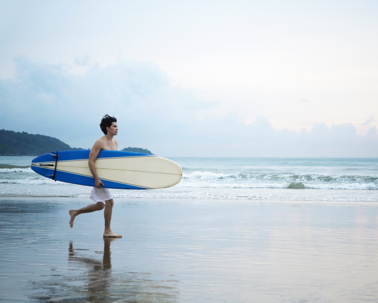 Das Guy Running With Surf Board Wallpaper 1280x1024
