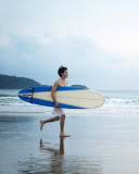 Sfondi Guy Running With Surf Board 128x160