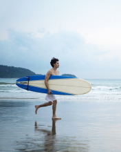 Обои Guy Running With Surf Board 176x220