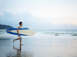 Das Guy Running With Surf Board Wallpaper 320x240