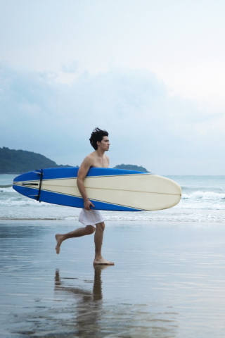 Sfondi Guy Running With Surf Board 320x480