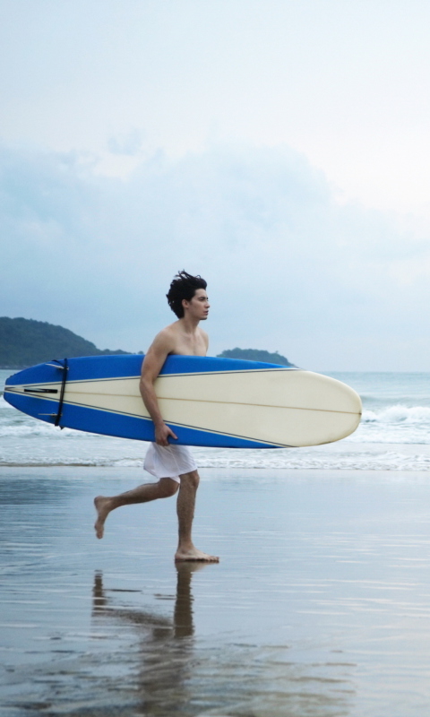 Das Guy Running With Surf Board Wallpaper 480x800