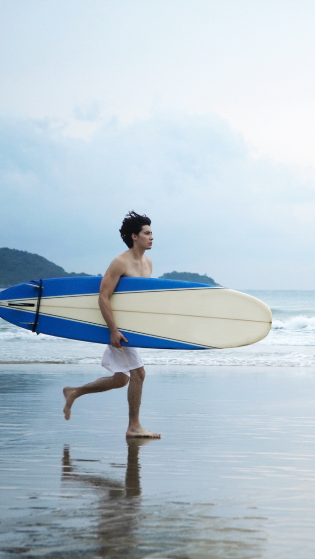 Обои Guy Running With Surf Board 640x1136