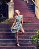Sfondi Beautiful Blonde Model In Flower Dress 128x160