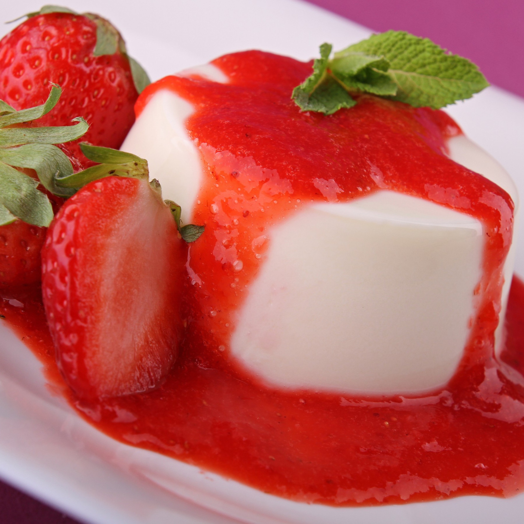 Das Strawberry Dessert Wallpaper 2048x2048