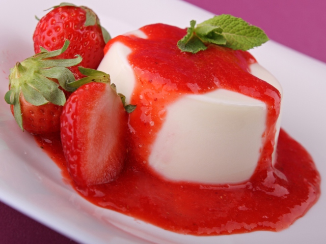 Strawberry Dessert wallpaper 640x480