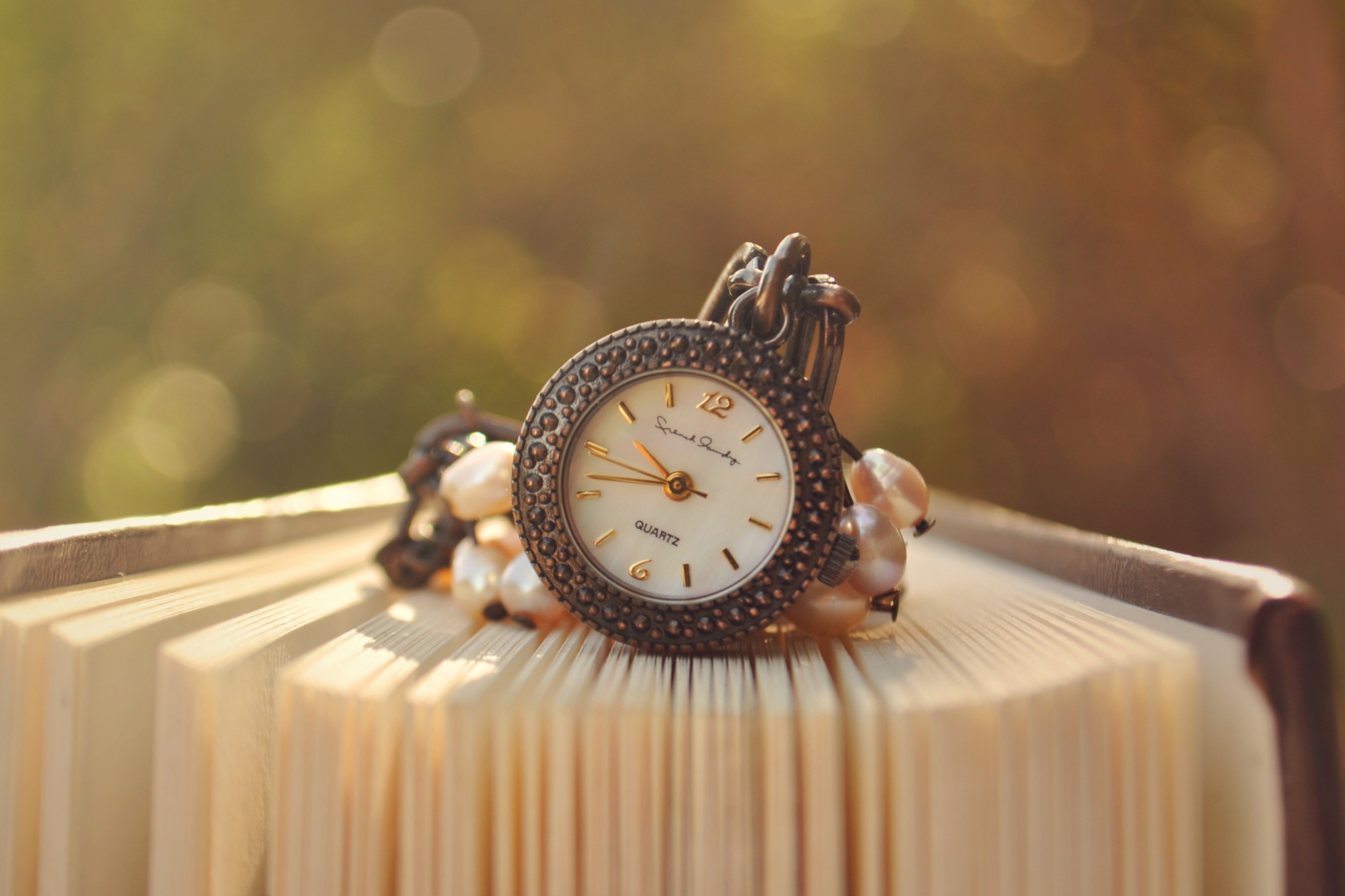 Das Vintage Clock And Book Wallpaper 2880x1920