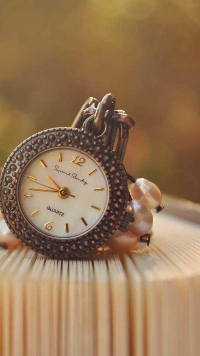 Vintage Clock And Book wallpaper 640x1136
