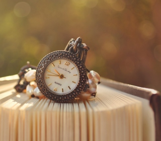 Vintage Clock And Book - Obrázkek zdarma pro 208x208