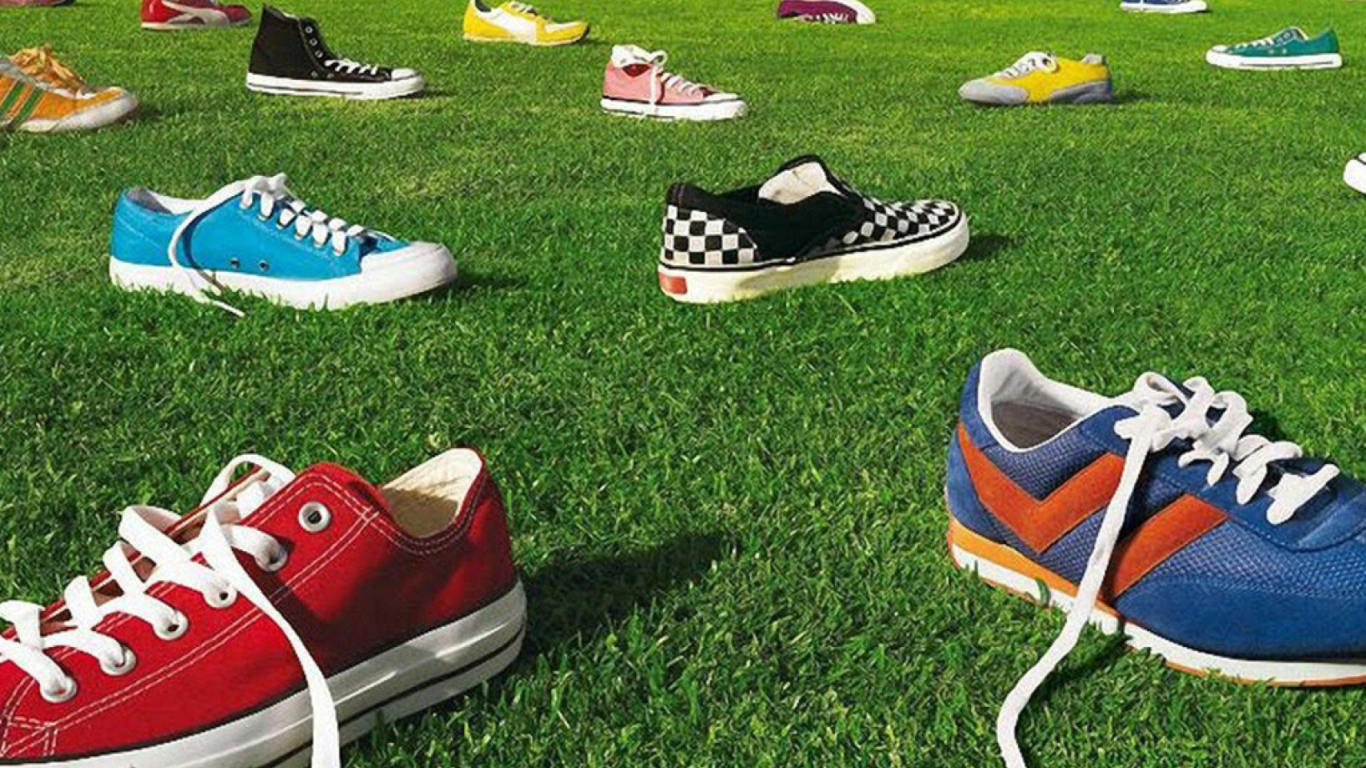 Das Colorful Sneakers Wallpaper 1366x768