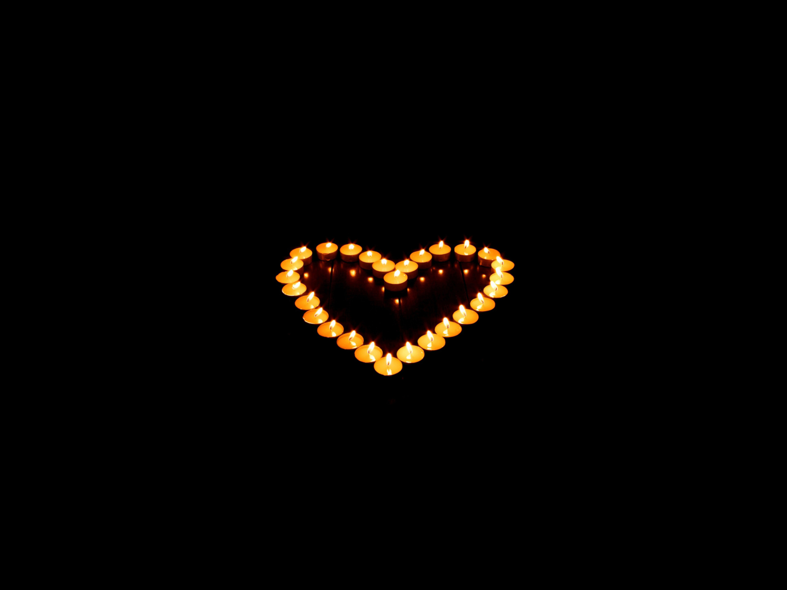 Обои Candle Heart 1600x1200