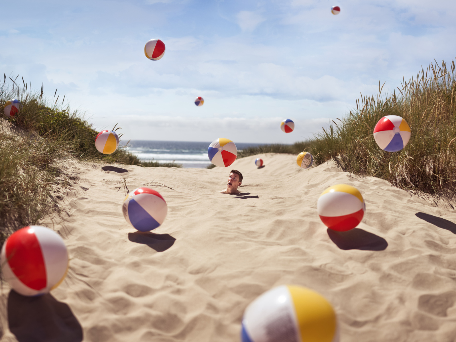 Fondo de pantalla Beach Balls And Man's Head In Sand 1600x1200