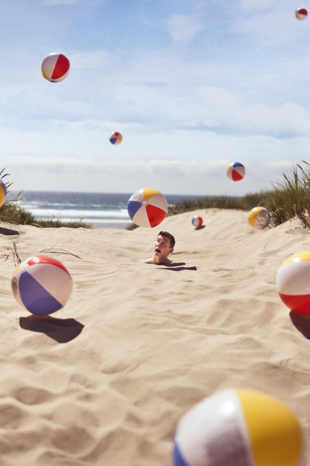 Das Beach Balls And Man's Head In Sand Wallpaper 640x960