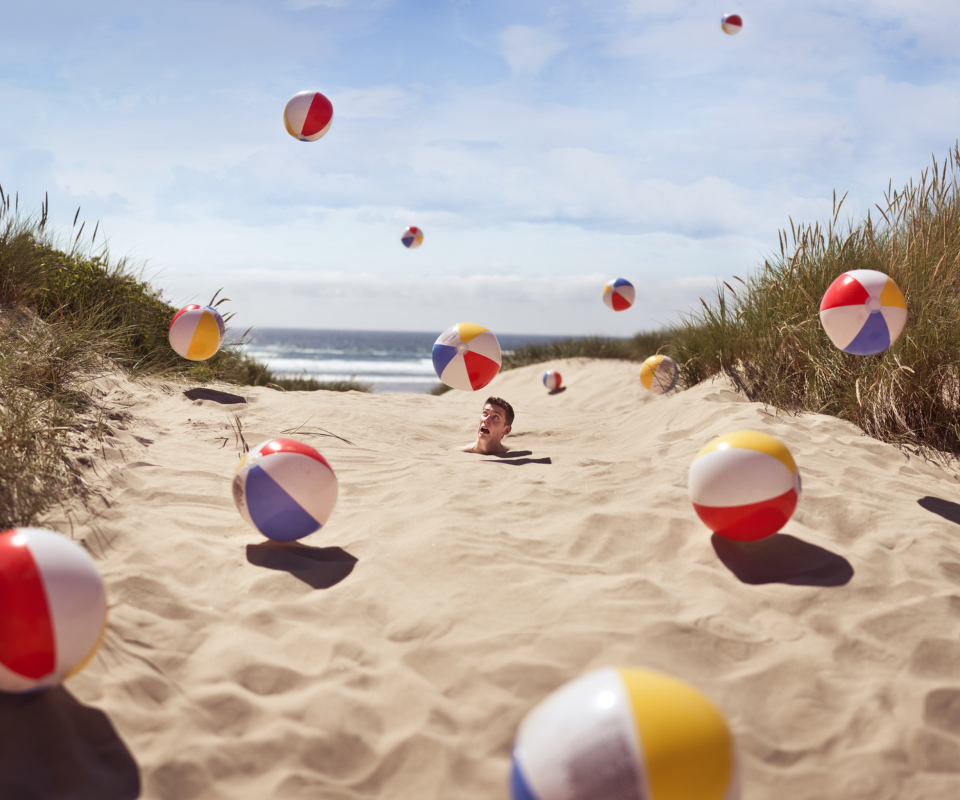 Fondo de pantalla Beach Balls And Man's Head In Sand 960x800