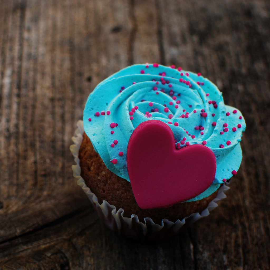 Love Cupcake wallpaper 1024x1024