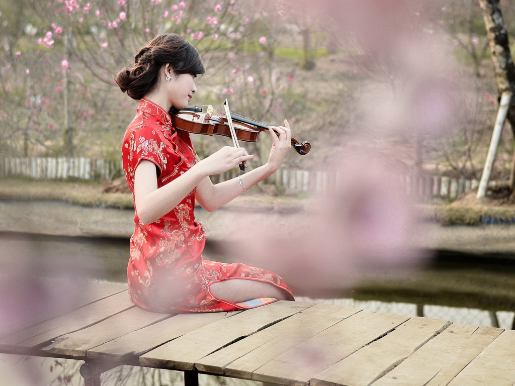 Обои Pretty Asian Girl Violinist 1024x768