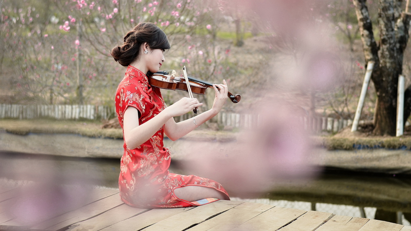 Das Pretty Asian Girl Violinist Wallpaper 1366x768
