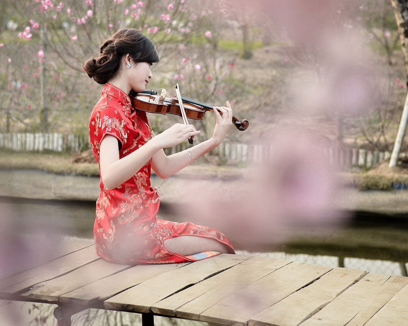 Fondo de pantalla Pretty Asian Girl Violinist 1600x1280