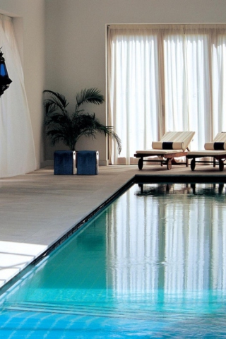 Das Swimming Pool Interior Wallpaper 320x480