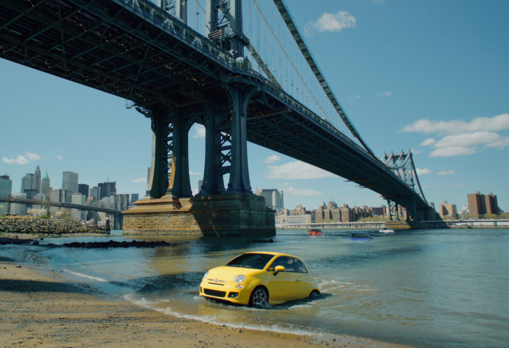 Fondo de pantalla Yellow Fiat 500 Under Bridge In New York City