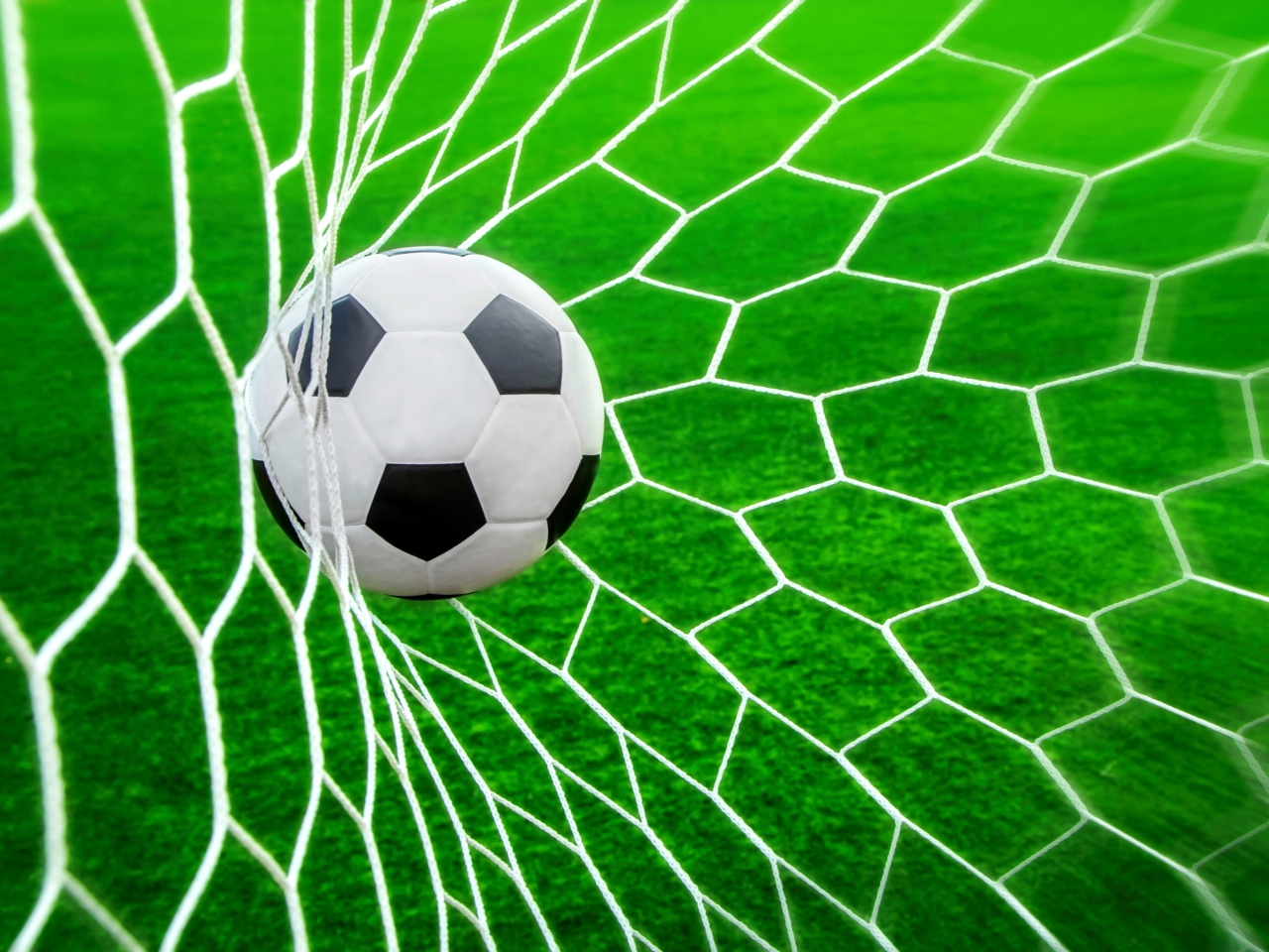 Das Ball In Goal Net Wallpaper 1280x960