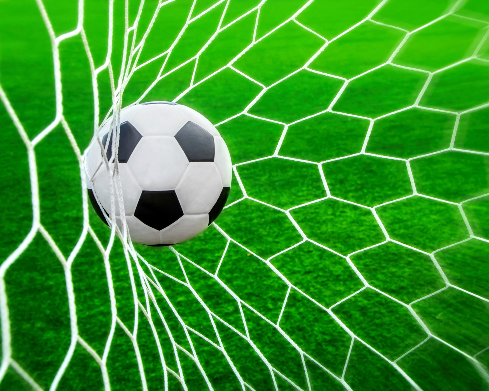 Das Ball In Goal Net Wallpaper 1600x1280