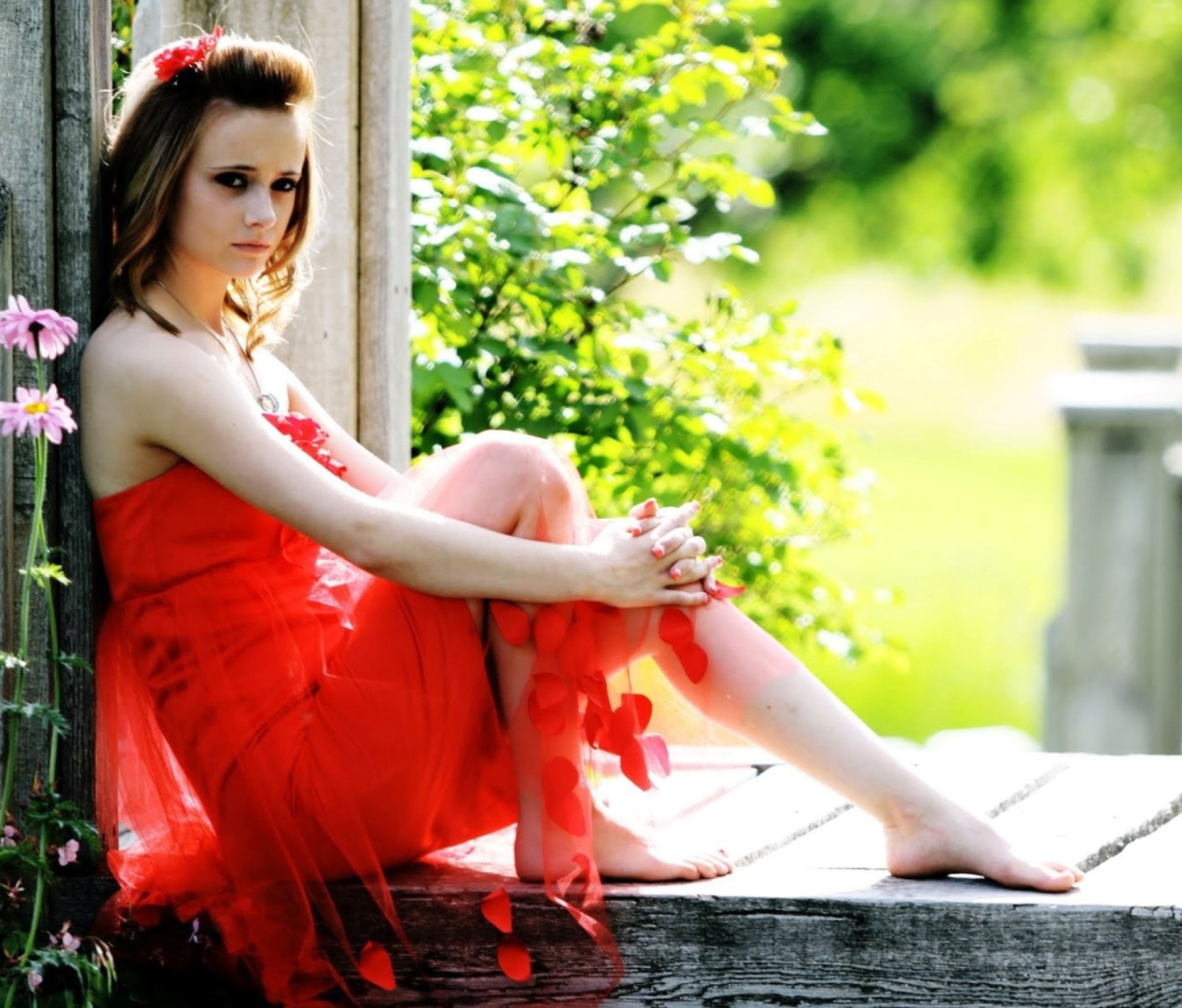 Screenshot №1 pro téma Girl In Red Dress 1200x1024