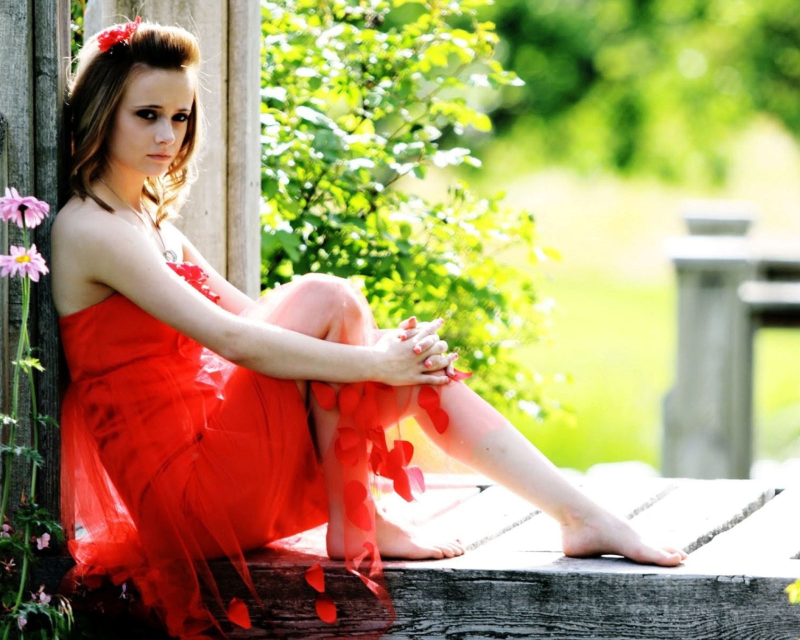 Fondo de pantalla Girl In Red Dress 1600x1280