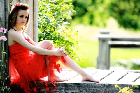 Fondo de pantalla Girl In Red Dress 480x320