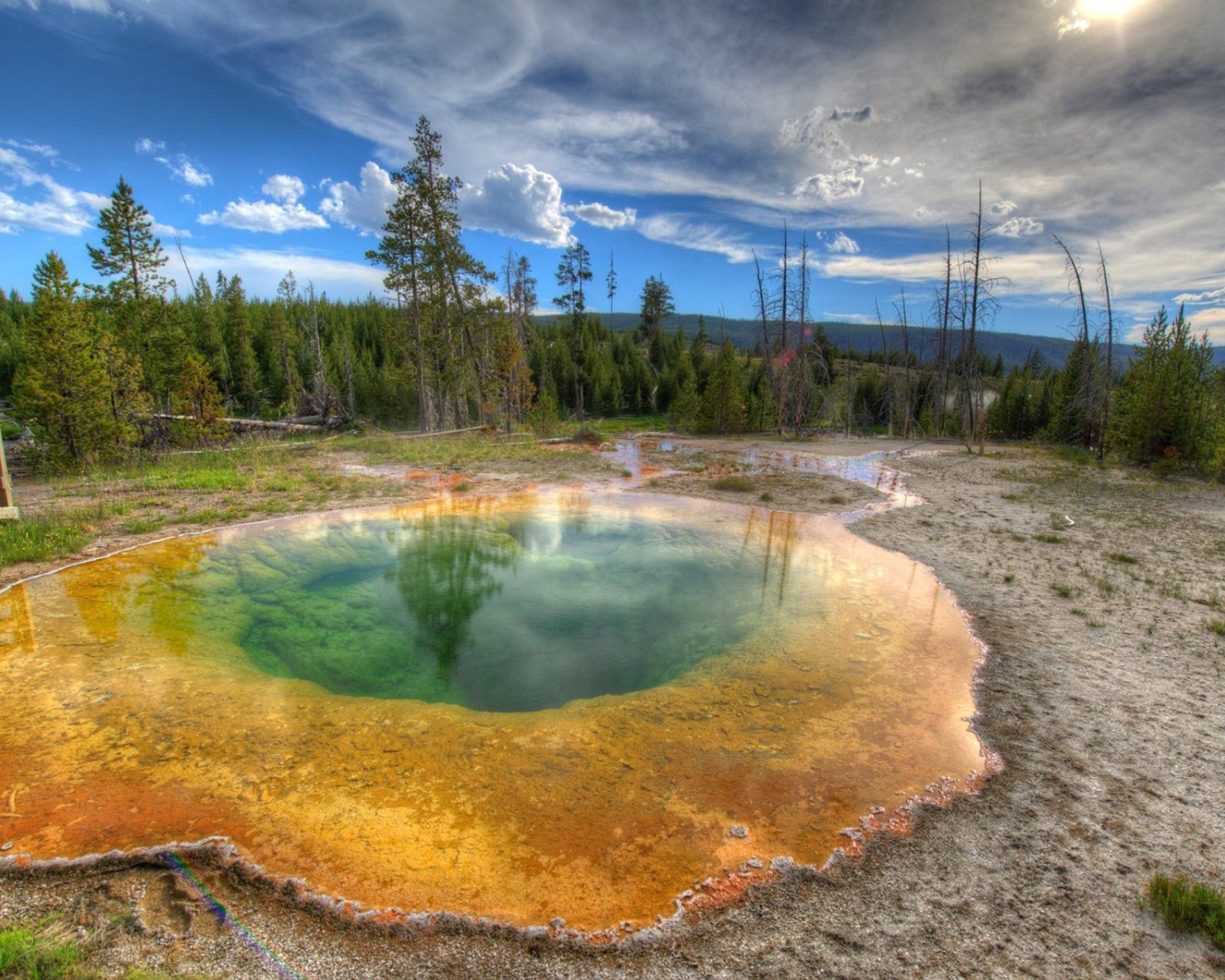 Fondo de pantalla Thermal lake in Canada 1600x1280