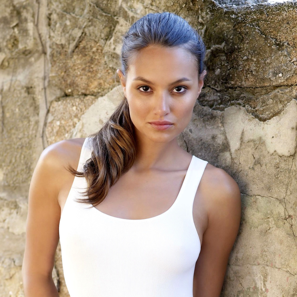 Sfondi Model Portrait on Beach 1024x1024