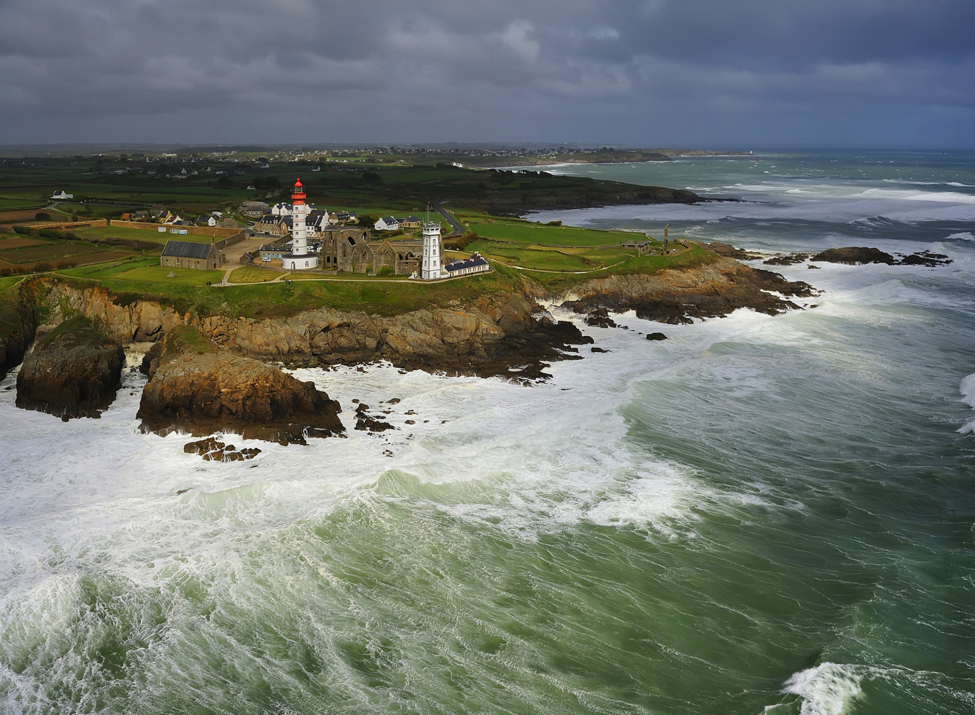 Fondo de pantalla Lighthouse on the North Sea 1920x1408
