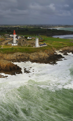 Sfondi Lighthouse on the North Sea 240x400