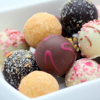 Free Chocolate Pralines Picture for iPad