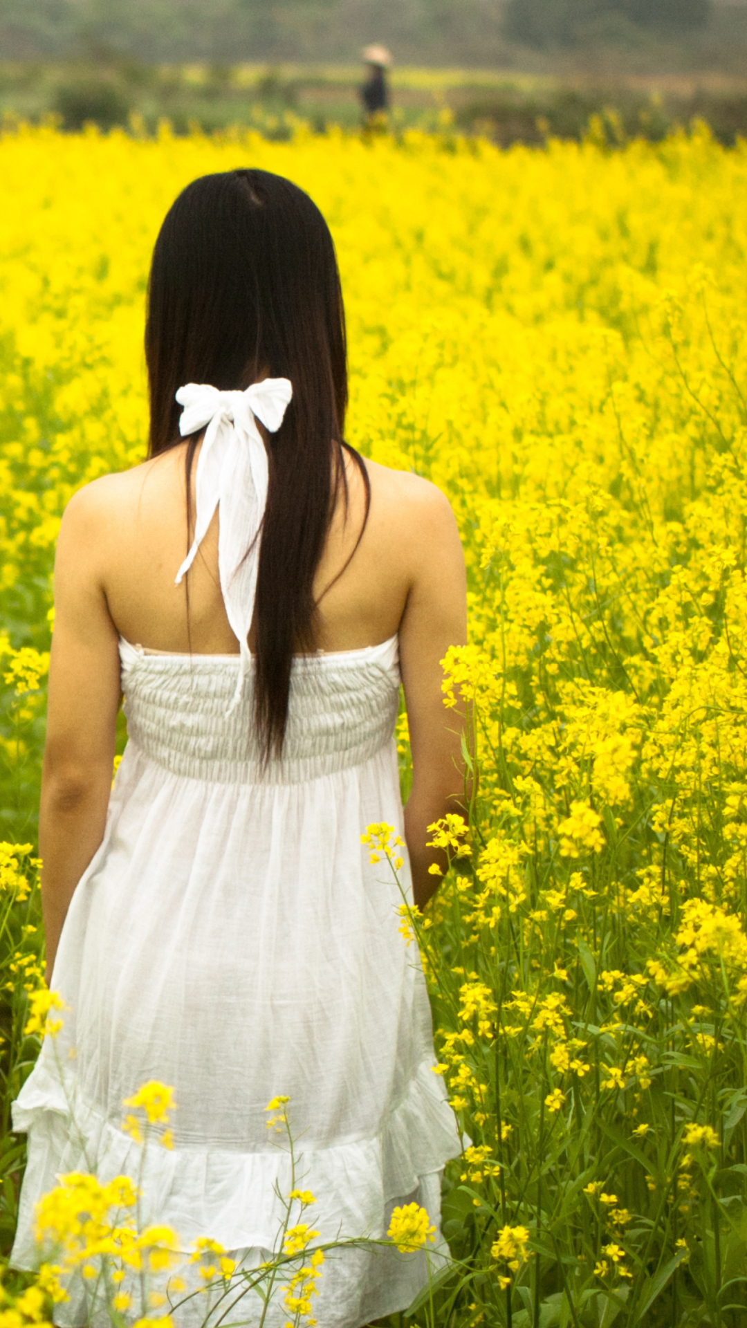 Fondo de pantalla Girl At Yellow Flower Field 1080x1920