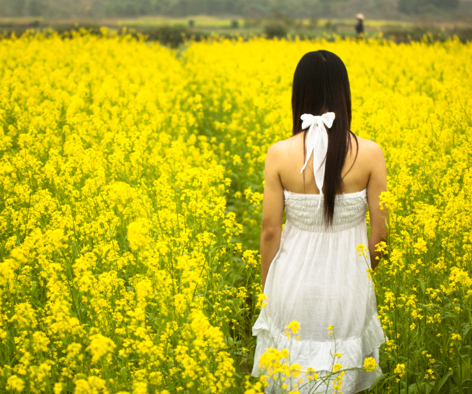 Обои Girl At Yellow Flower Field 960x800