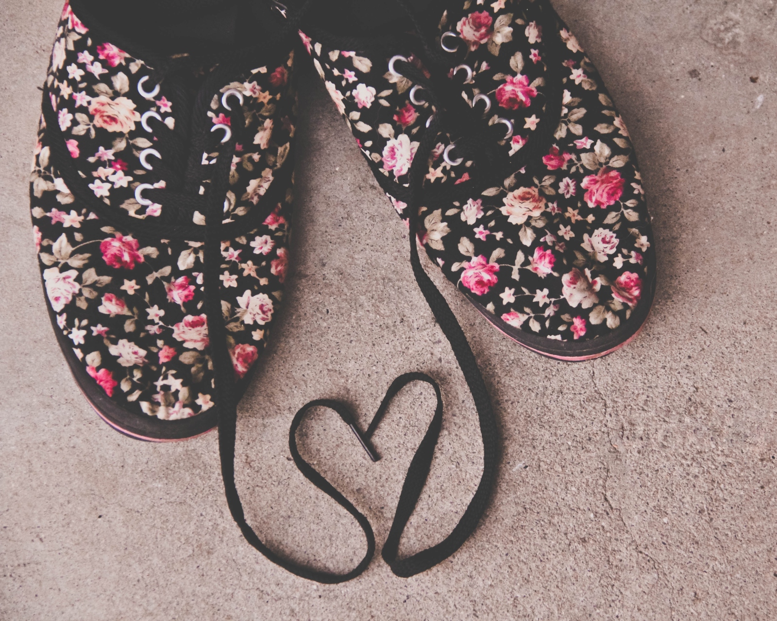 Das Love Shoes Wallpaper 1600x1280