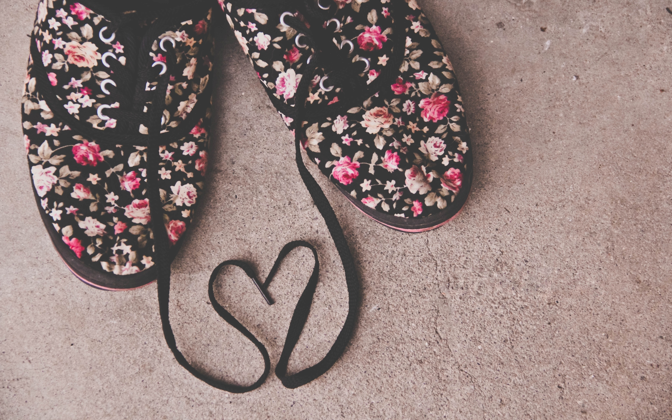 Das Love Shoes Wallpaper 2560x1600