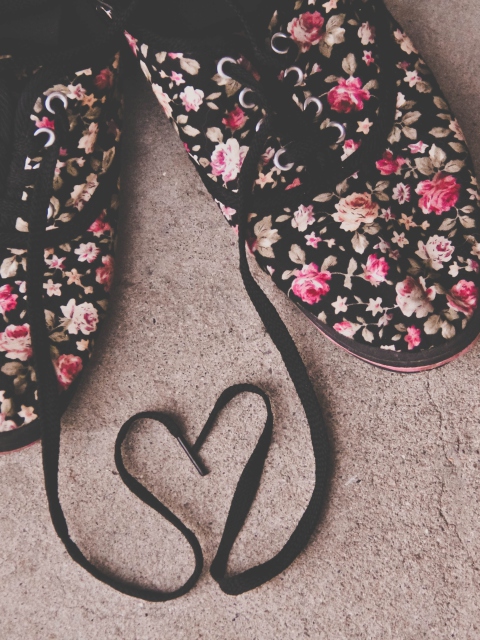 Das Love Shoes Wallpaper 480x640