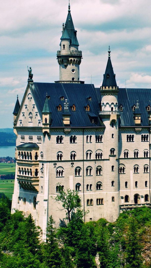 Das Schloss Neuschwanstein Wallpaper 640x1136