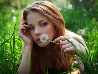 Das Redhead Girl With Dandelion Wallpaper 320x240