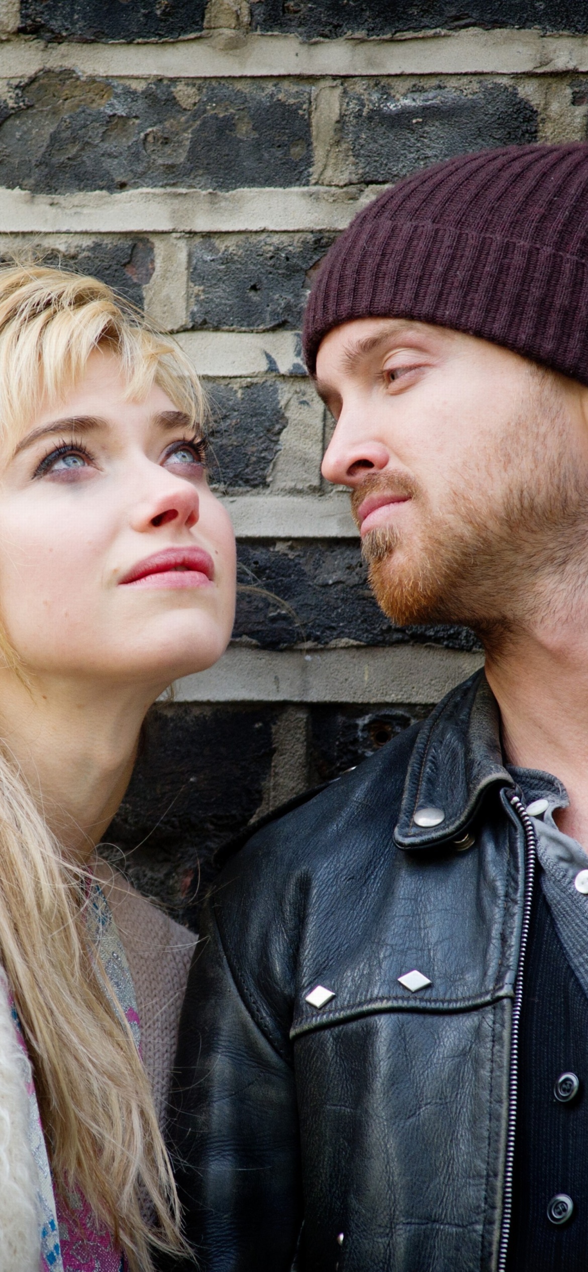 Das A Long Way Down with Aaron Paul and Imogen Poots Wallpaper 1170x2532