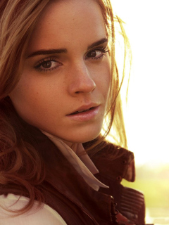 Das Cute Emma Watson Wallpaper 240x320