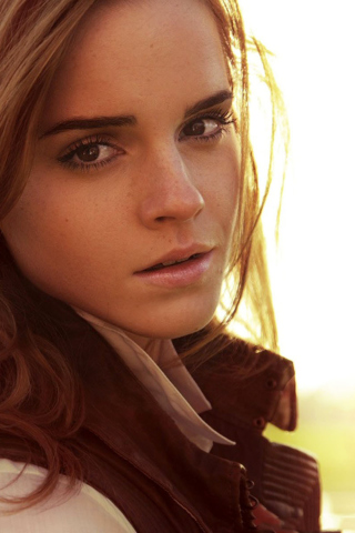 Das Cute Emma Watson Wallpaper 320x480