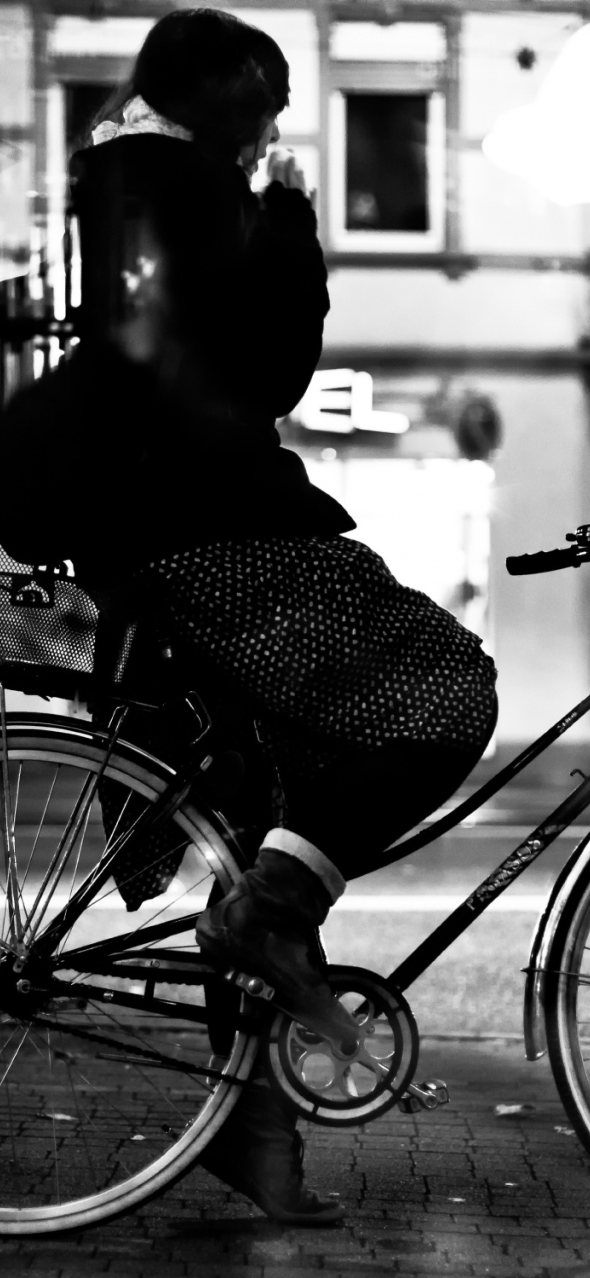 Das Riding A Bike Wallpaper 1170x2532