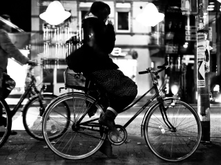 Das Riding A Bike Wallpaper 320x240