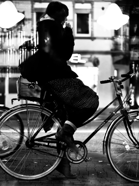 Das Riding A Bike Wallpaper 480x640