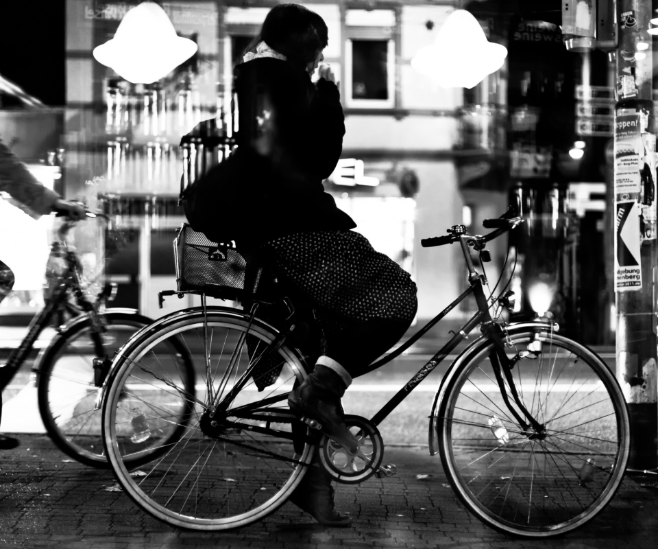 Das Riding A Bike Wallpaper 960x800