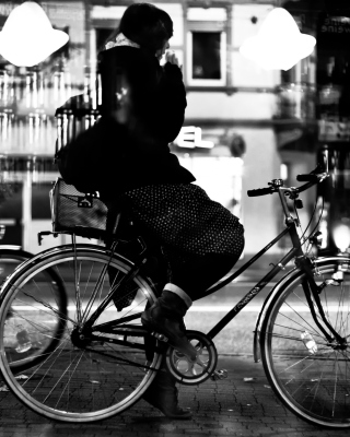 Riding A Bike - Obrázkek zdarma pro Nokia C1-00